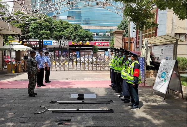 云南保全聯(lián)合昆明市第十二中學(xué)校、吳井路派出所  開展校園保安反恐防暴技能培訓(xùn)及演練簡報